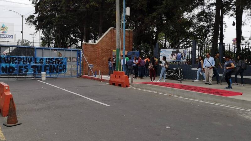 Bloquean ingreso a la Usac en rechazo a gestión del rector