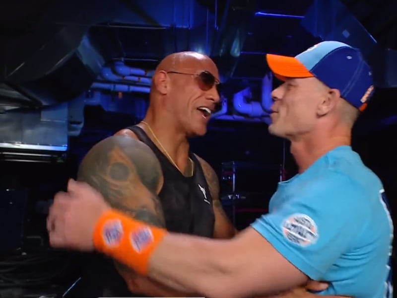 The Rock vuelve a la WWE y se reúne con John Cena en SmackDown
