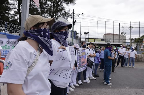 Denuncian que cierre de la Usac afecta a más de 2,500 pacientes de Odontología y deja en riesgo a los animales de la granja