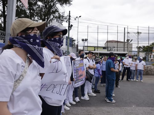 Denuncian que cierre de la Usac afecta a más de 2,500 pacientes de Odontología y deja en riesgo a los animales de la granja