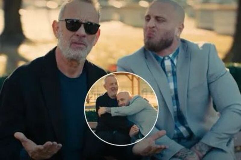 Tom Hanks se une a su hijo en una inesperada reinterpretación del clásico personaje.