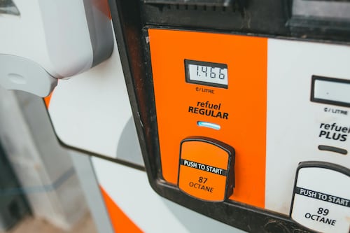 Precios de los combustibles registran baja en Guatemala