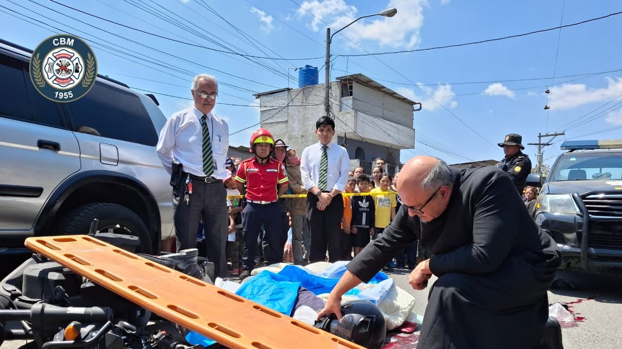 Al lugar del incidente se hizo presente un sacerdote y un directivo de la institución.