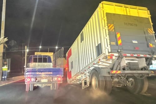 Contenedor se desprende de cabezal en la ruta al Pacífico