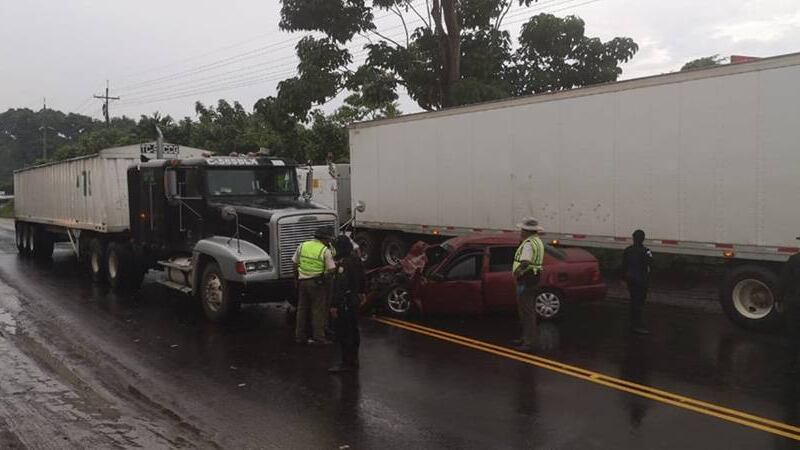 VIDEO. Choque de tráiler y vehículo liviano deja un herido en Cuyotenango