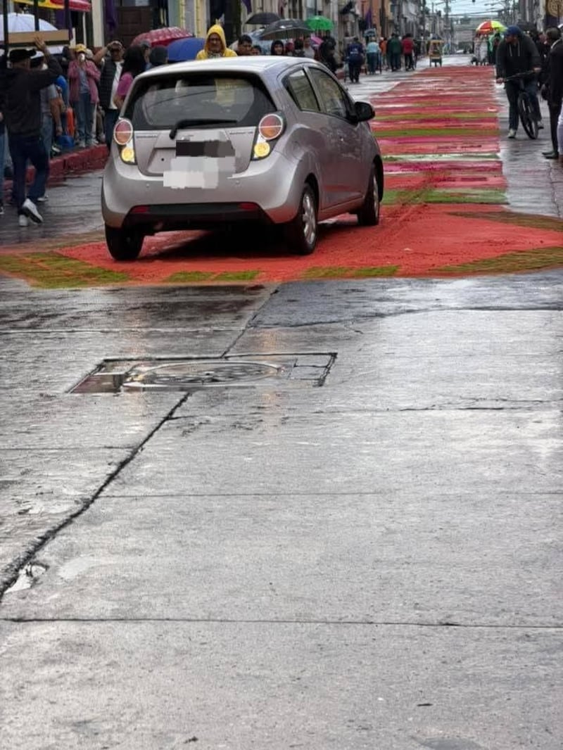 La conductora pasó sobre la alfombra. Foto: RRSS