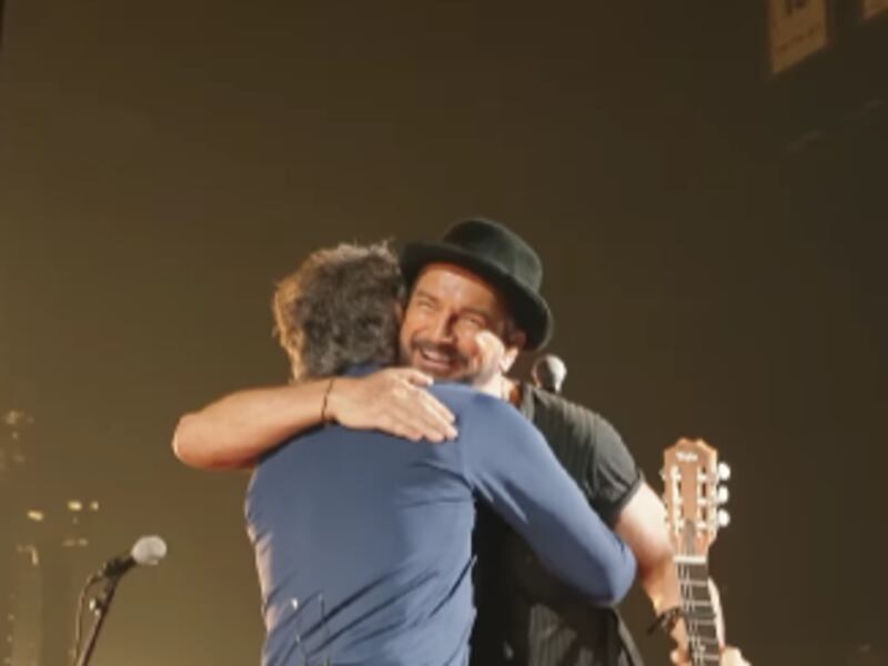 Ricardo Arjona sorprende al invitar a vocalista de grupo Intocable a cantar “Mojado”