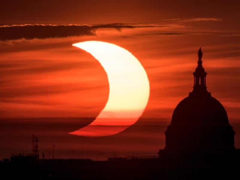 FOTOS. Así se vio el espectacular eclipse solar “Anillo de Fuego” de este jueves