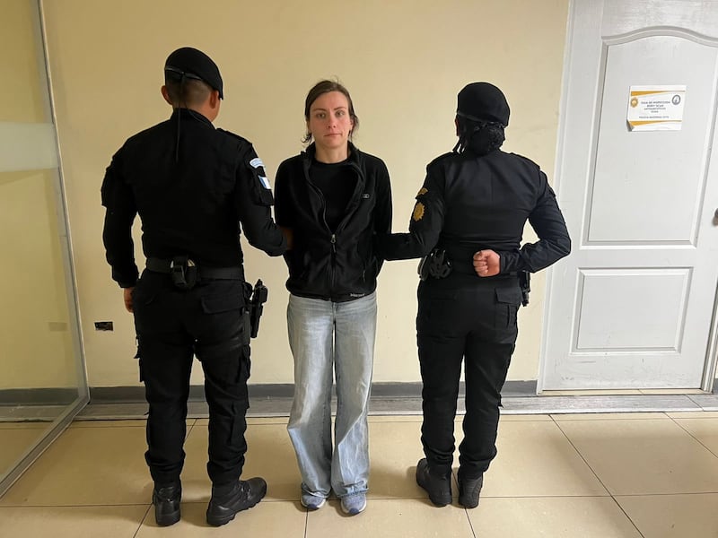 Capturan en el aeropuerto La Aurora a estadounidense con gomitas de marihuana y hongos psicotrópicos