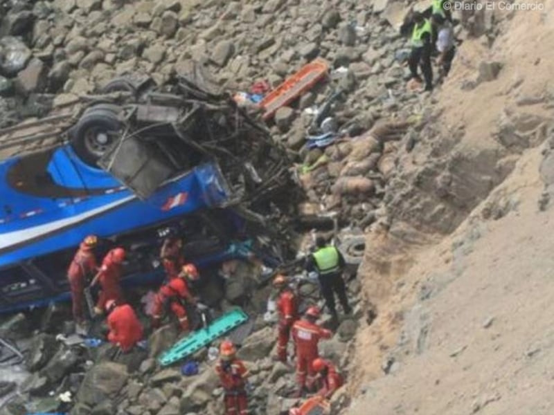 Tragedia en Perú: Autobús cae en la Curva del Diablo y deja decenas de fallecidos