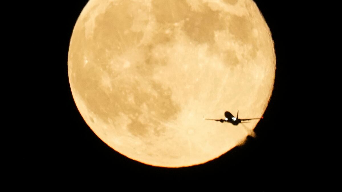 Superluna de octubre deslumbra al mundo