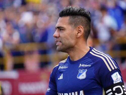 Falcao acompañó a Millonarios - Nacional y hubo polémica por el personaje a su lado