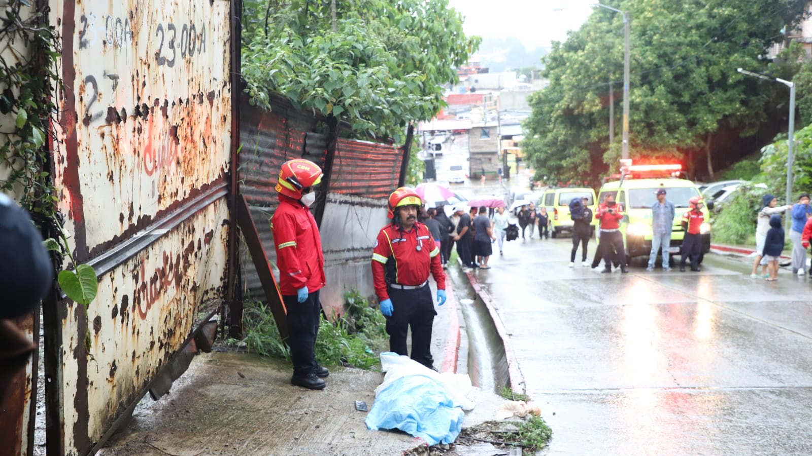 Un menor de 13 años murió tras ser arrastrado por una corriente de agua. Foto: CBM