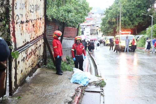 Menor de 13 años muere tras ser arrastrado por una corriente de agua en zona 18