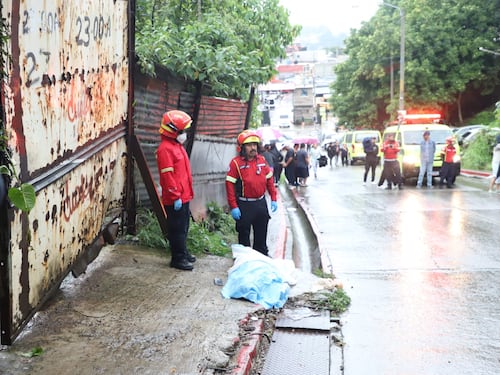 Menor de 13 años muere tras ser arrastrado por una corriente de agua en zona 18