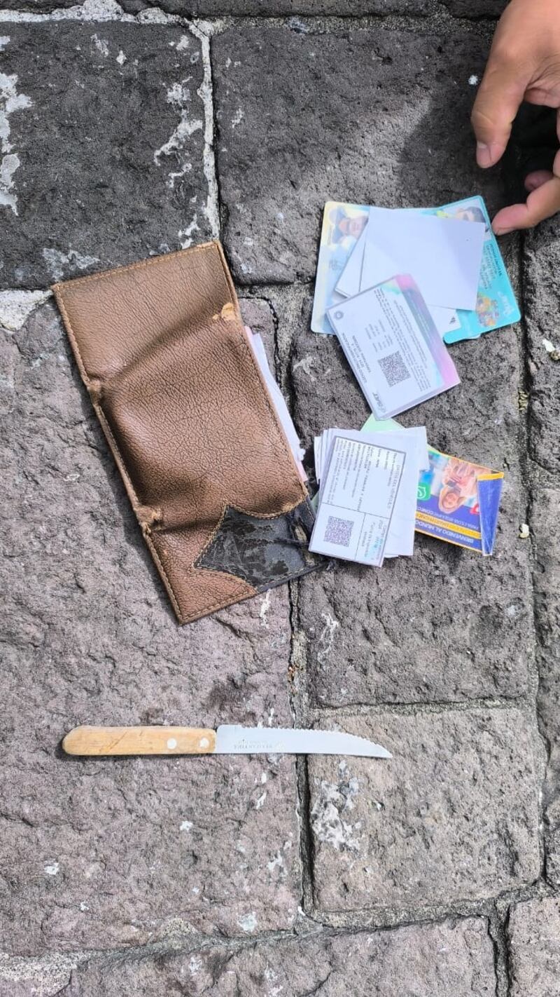Una de las billeteras robadas y el arma blanca con la que intimidaban a sus víctimas. Foto: PNC