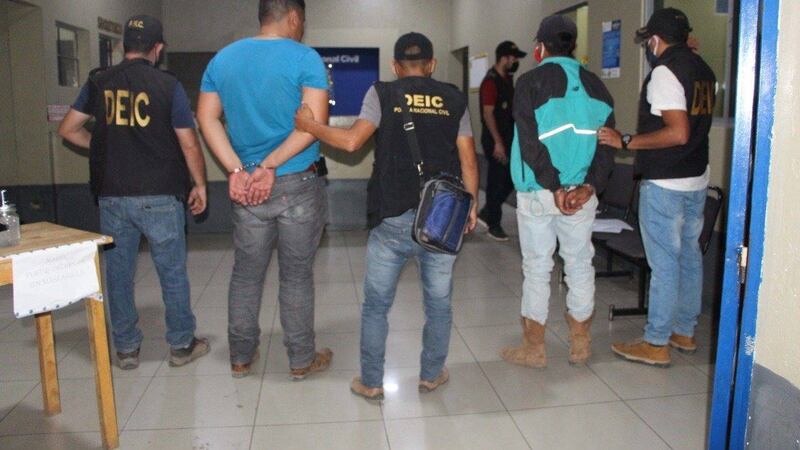 Capturados por violentar toque de queda; uno tiene orden de captura y otro iba armado