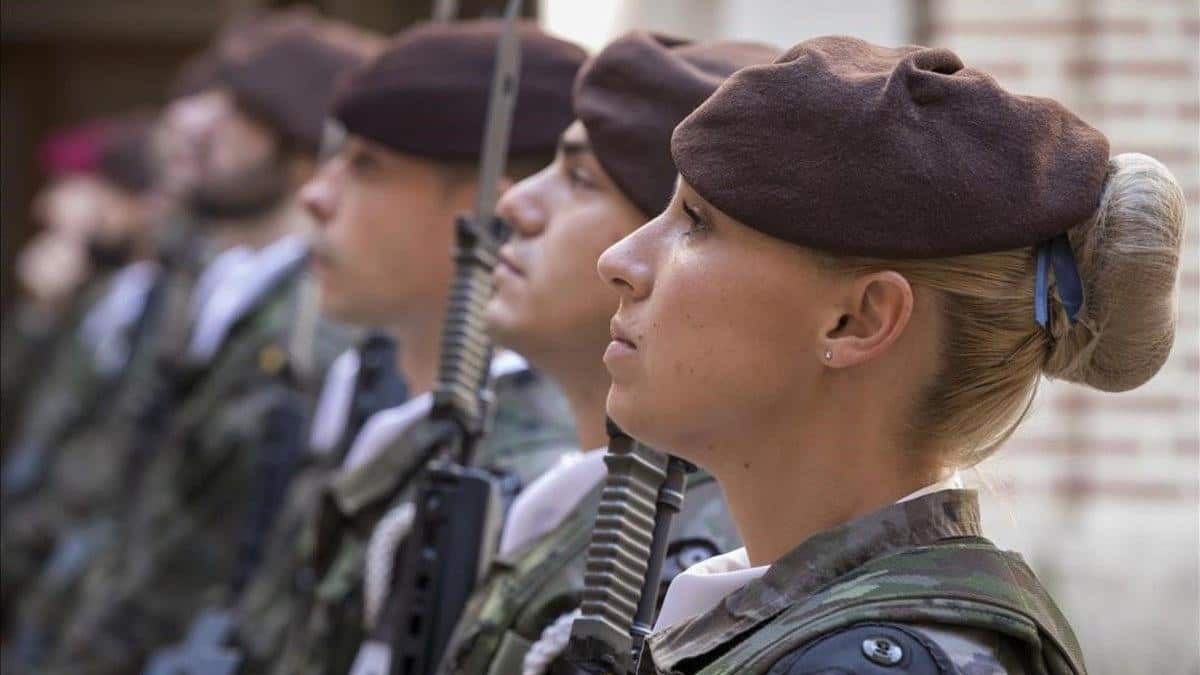 País europeo impondrá el servicio militar obligatorio a las mujeres