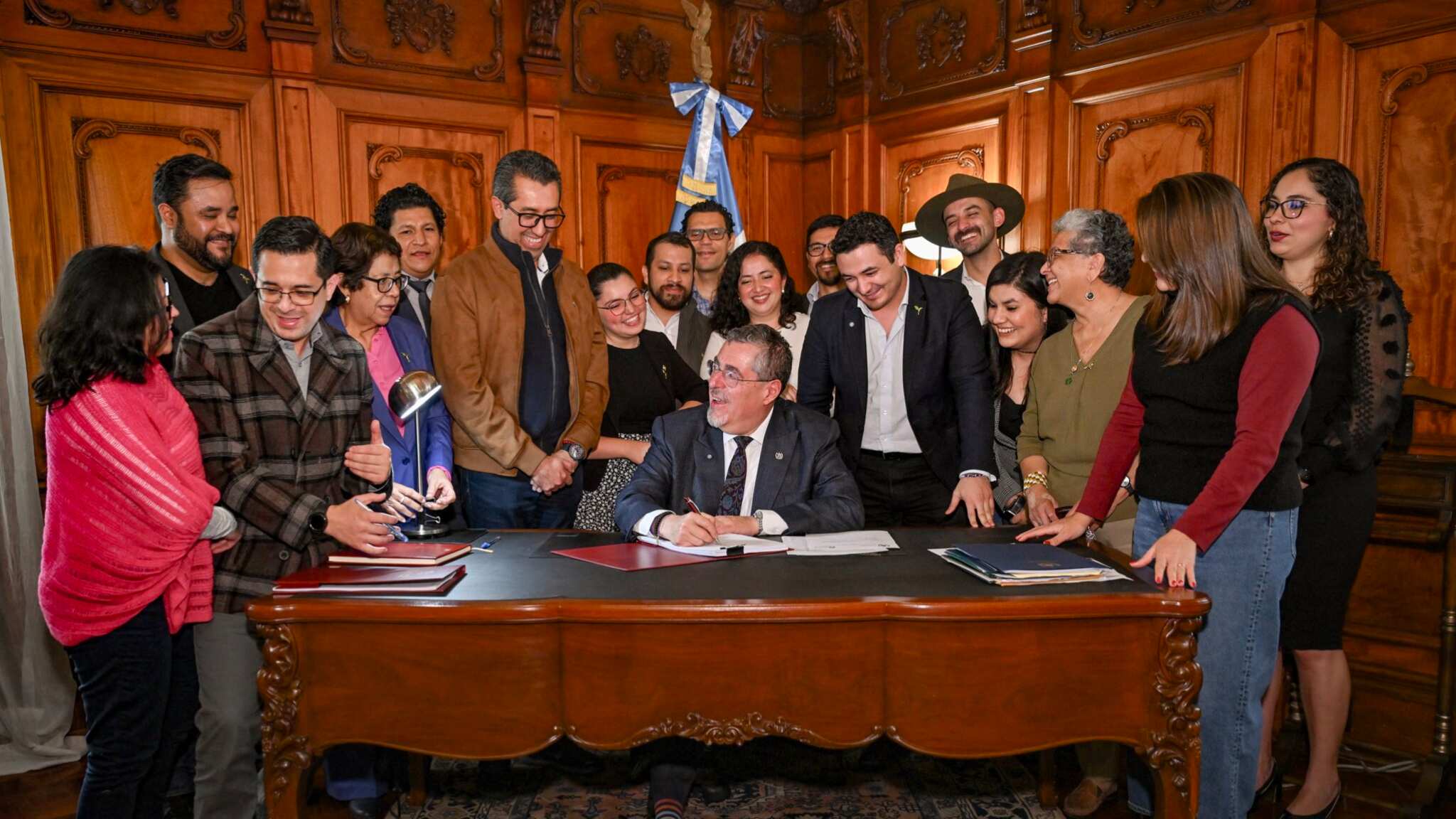 Bernardo Arévalo sansiona presupuesto para el 2025.