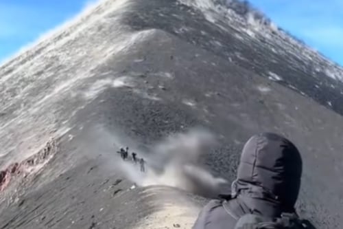 ¡Se salvan de milagro! Roca cae cerca de senderistas en el Volcán de Fuego