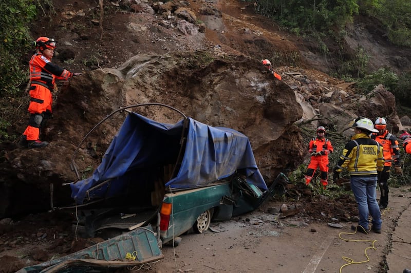 El comerciante Teodoro Chill, de 53 años, y su hijo Federico, de 20, murieron cuando una enorme roca aplastó el picop donde viajaban en el kilómetro 47 en la carretera de Palín hacia Santa María de Jesús y sus cuerpos fueron extraídos por los Bomberos Voluntarios.