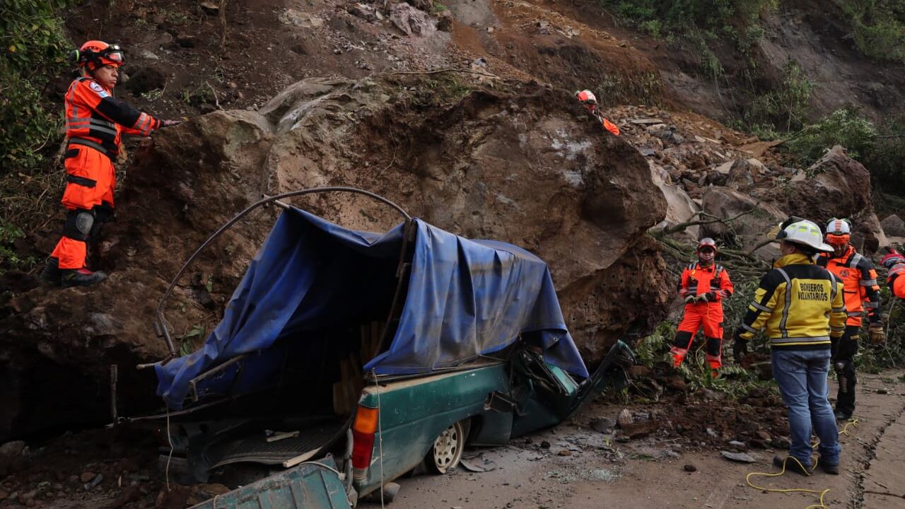 El comerciante Teodoro Chill, de 53 años, y su hijo Federico, de 20, murieron cuando una enorme roca aplastó el picop donde viajaban en el kilómetro 47 en la carretera de Palín hacia Santa María de Jesús y sus cuerpos fueron extraídos por los Bomberos Voluntarios.