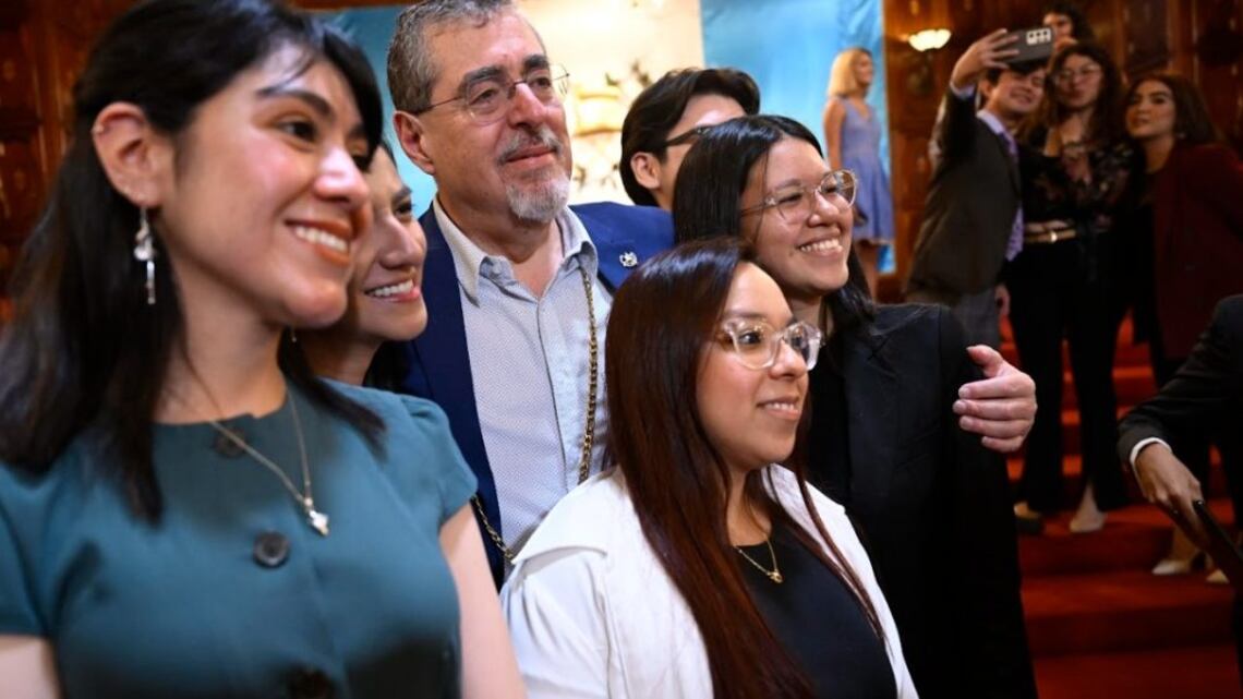 El presidente Bernardo Arévalo junto con jóvenes en un encuentro en el Palacio.