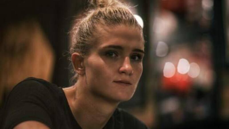Boxeadora sube foto besando a su novia pero toma una insólita decisión por temor a represalias