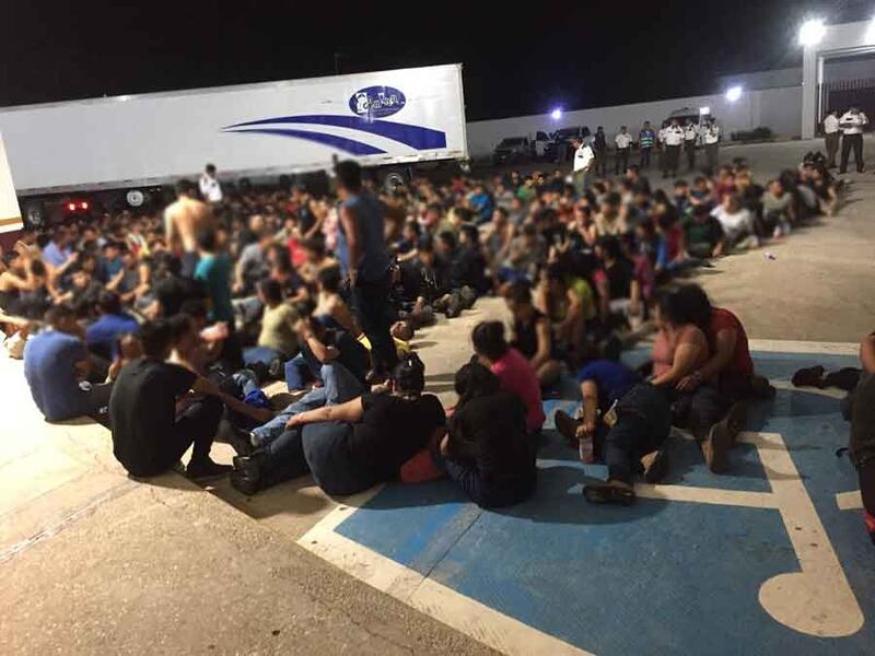 Rescatan a 343 migrantes en la caja de un tráiler abandonado en Veracruz, México
