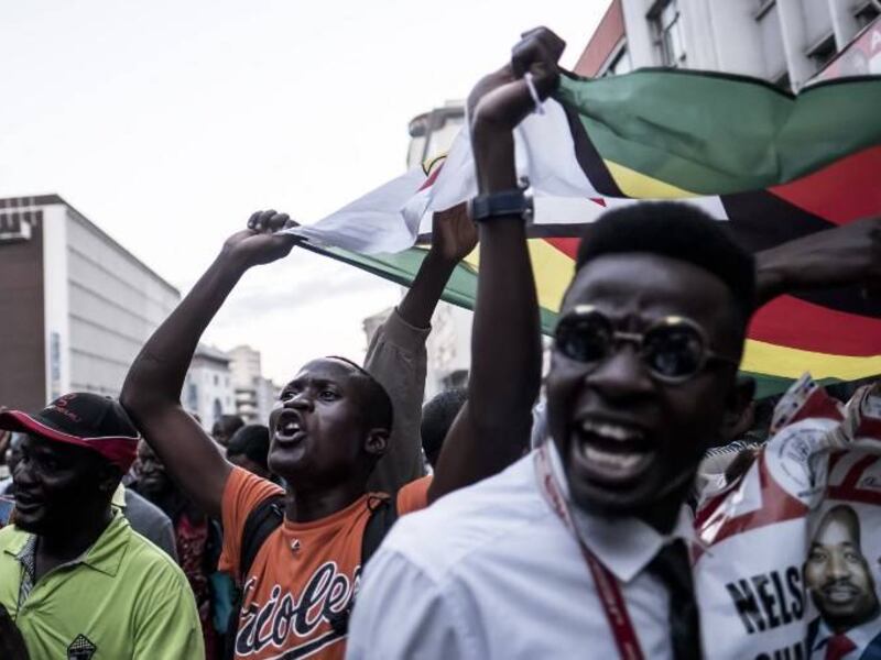 Presidente de Zimbabue pide calma tras disturbios en Harare