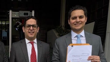 Los abogados Gregorio Saavedra y Edgar Ortiz. Foto: RRSS