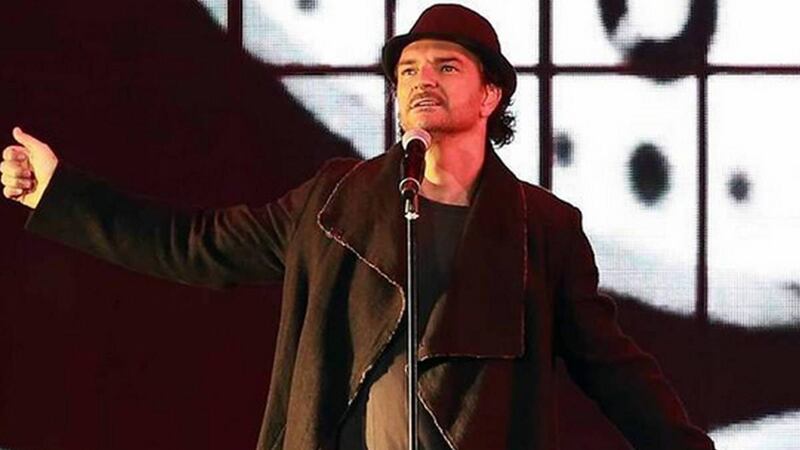 ¡Ricardo Arjona hace un Cristiano Ronaldo! El guatemalteco se disfraza para pasear por La Antigua