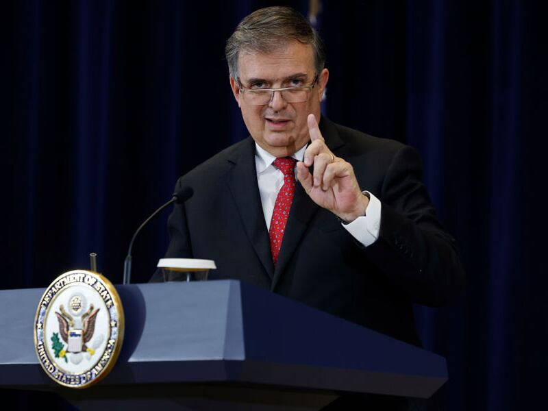 Canciller mexicano renuncia para contender por la candidatura presidencial