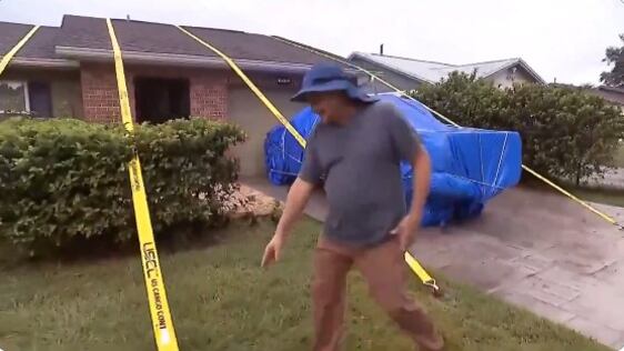 El hombre ató su casa con fuertes correas para salvarla del huracán Milton
