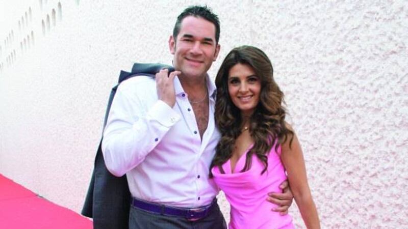 Escote de Mayrín Villanueva vuelve a acaparar las miradas en una foto con su esposo