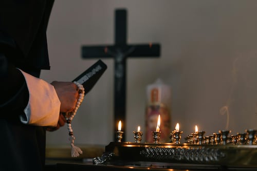 Fuerte video muestra como unos hombres armados le arrebatan la vida a varios religiosos en una iglesia de Nigeria