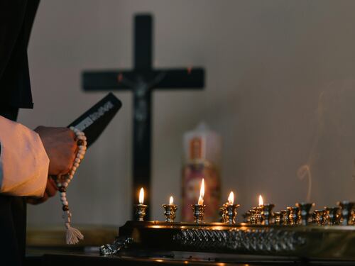 Fuerte video muestra como unos hombres armados le arrebatan la vida a varios religiosos en una iglesia de Nigeria