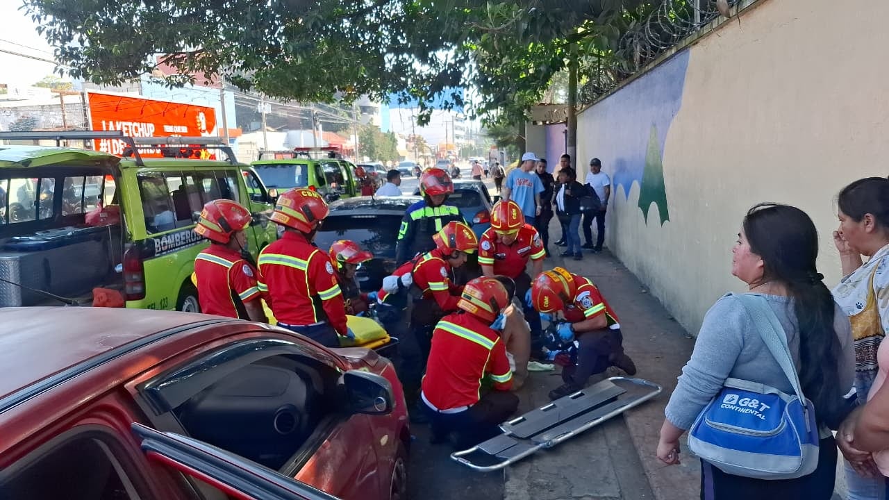 Ataque armado contra vehículo deja conductor herido en Guatemala