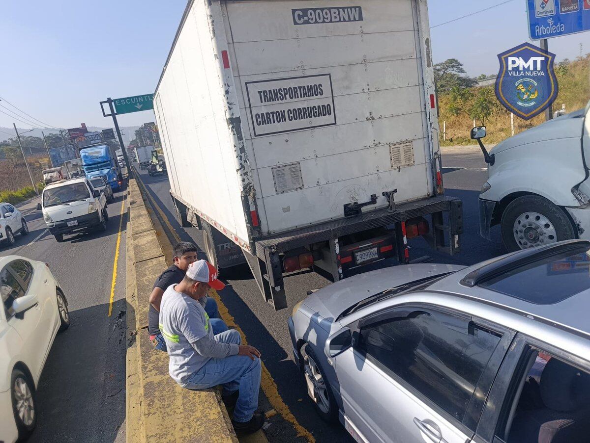Choque de cabezales bloquea paso en el kilómetro 24.5 de la ruta al Pacífico