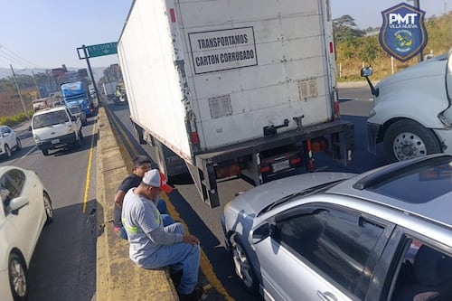 Choque de cabezales bloquea paso en el kilómetro 24.5 de la ruta al Pacífico