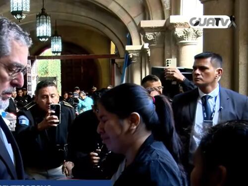 Presidente Arévalo honra a los policías caídos en ataques de pandilleros