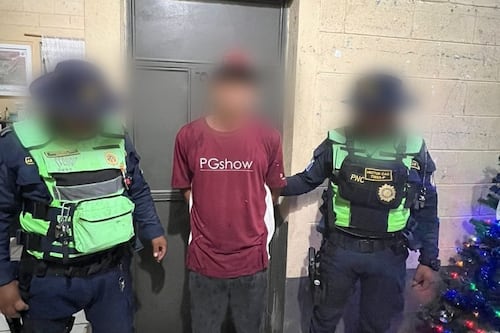 Motociclista cae por usar placas falsas; autoridades lo capturan en Petén