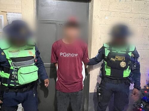 Motociclista cae por usar placas falsas; autoridades lo capturan en Petén