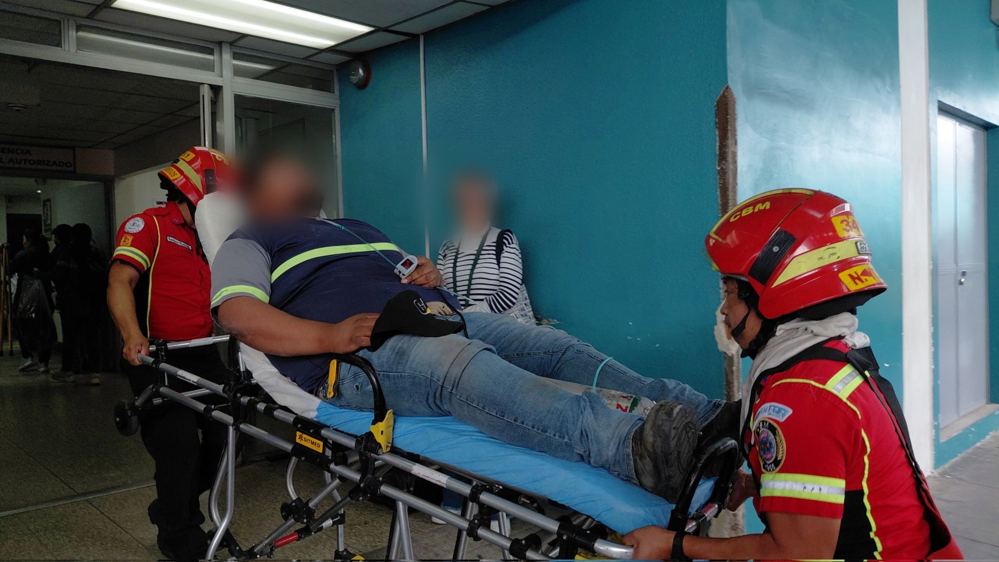 Bomberos Municipales atienden incidente laboral en zona 10. Foto: CBM