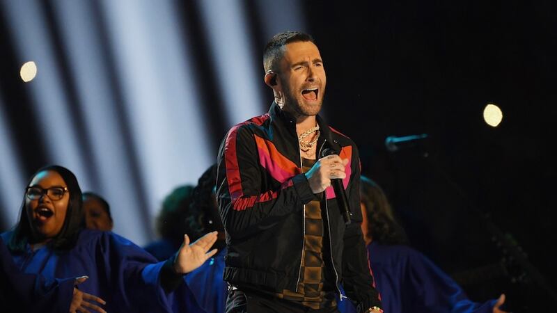 Adam Levine se quita la camisa y usuarios aseguran que fue lo mejor del medio tiempo