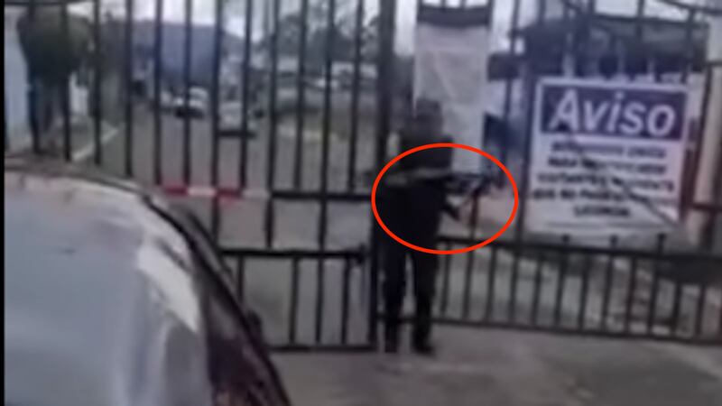 Guardia carga su arma y amenaza a vecino de residencial en Villa Nueva