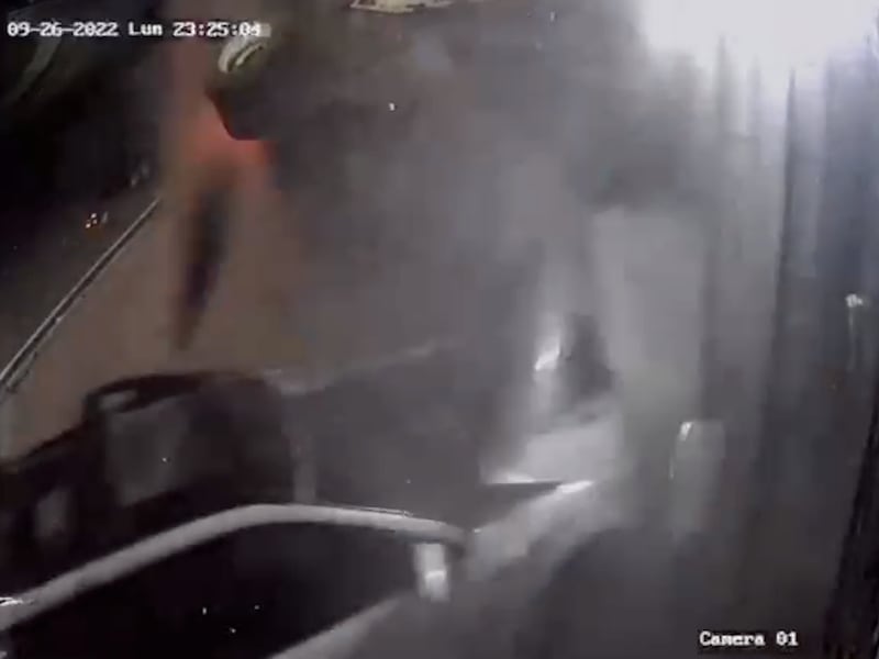 VIDEO: impactante momento en que camión choca contra clínica en Villa Nueva