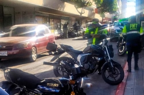 “Nos cobraron y se fueron”: PMT retira motocicletas mal estacionadas en zona 1