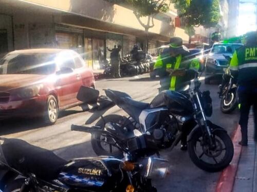 “Nos cobraron y se fueron”: PMT retira motocicletas mal estacionadas en zona 1