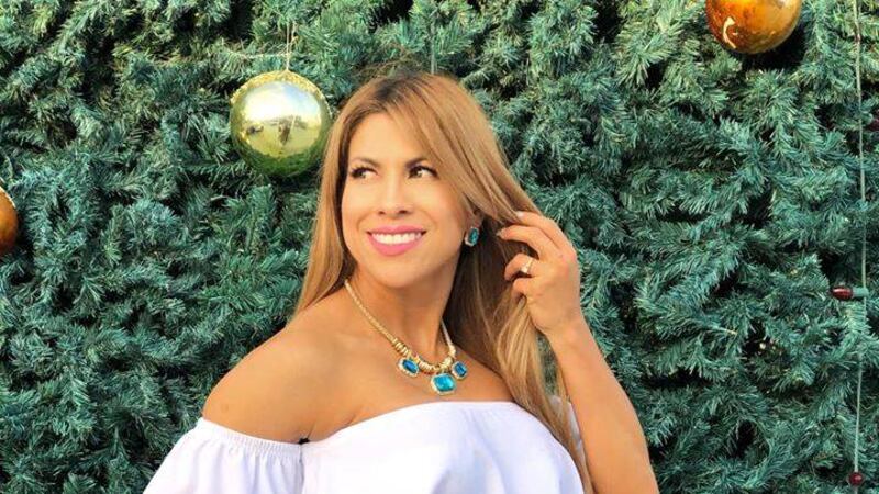 La cantante guatemalteca, Cynthia Arana, lució sus atributos en un entallado vestido